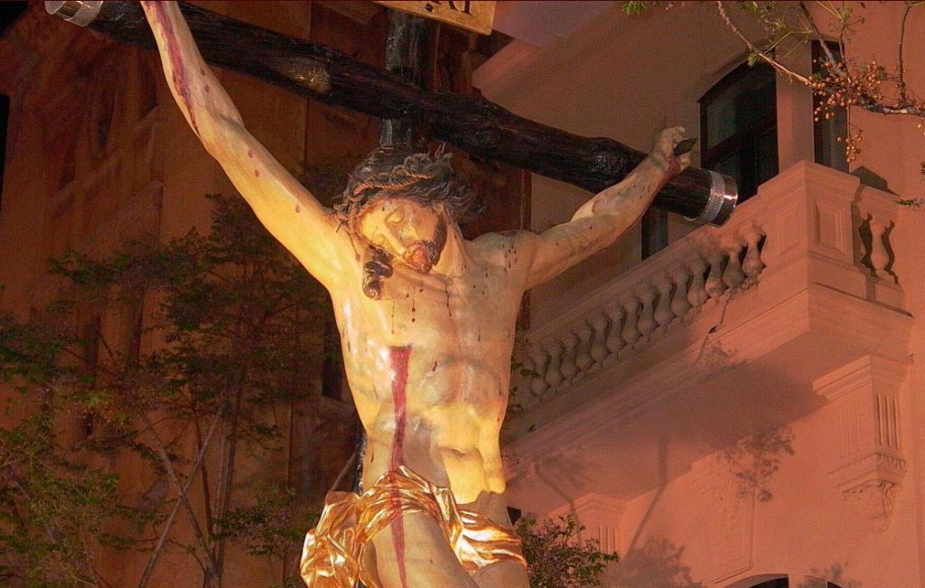 El Cristo de la Buena Muerte a su paso por la avenida de la Constitución.