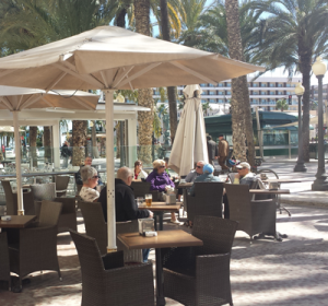 Turistas disfrutando en la Explanada de Alicante