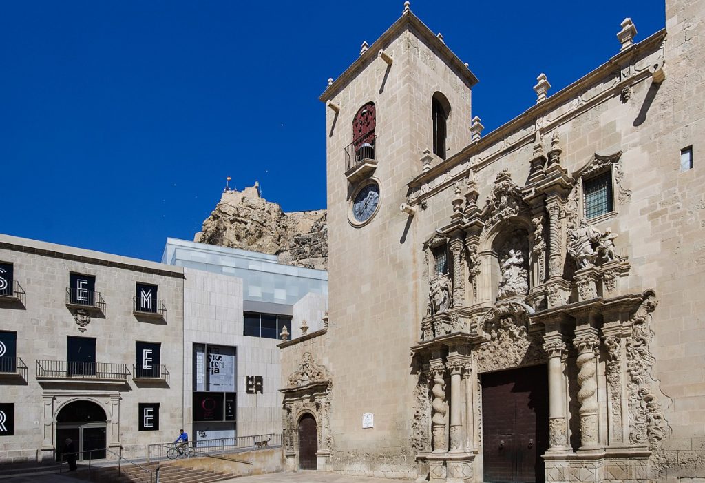 Foto del Museo Maca y de la Basílica de Santa María.