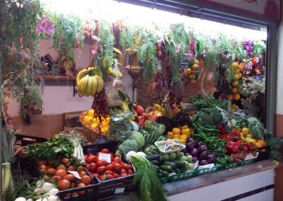Puesto de frutas y verduras en la planta baja del Mercado Central de Alicante