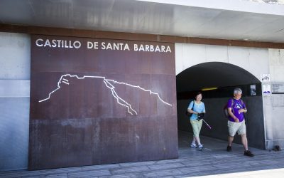 Foto de la puerta de acceso al ascensor del Castillo de Santa Bárbara. Photo of the access door to the lift of the Santa Barbara Castle