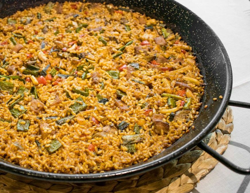 Recipe of rice with pork lean meat and vegetables (Arroz con magro y verdura)