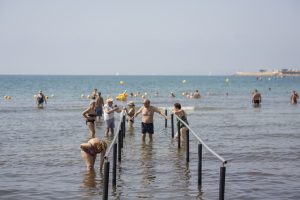 Área accesible para personas con movilidad reducida en la playa del Postiguet