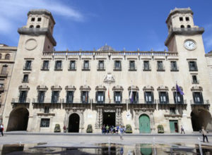 Imagen de la fachada principal del Ayuntamiento de Alicante