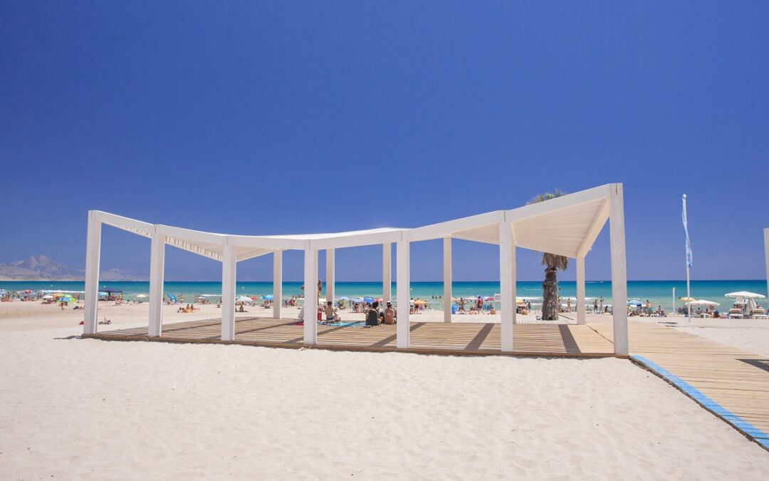 El Patronato de Turismo aprueba la adjudicación de los servicios en la playa de San Juan por 4,5 millones