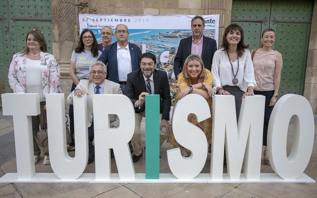 La corporación municipal inicia el Día Mundial del Turismo con un acto simbólico en la Plaza del Ayuntamiento de Alicante