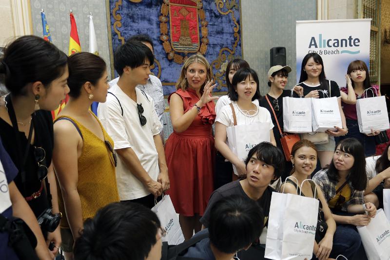 La concejala de Turismo, Mari Carmen Sánchez, ha recibido en el Ayuntamiento de Alicante a un grupo de estudiantes de la universidad Meiji Gakuin de Japón