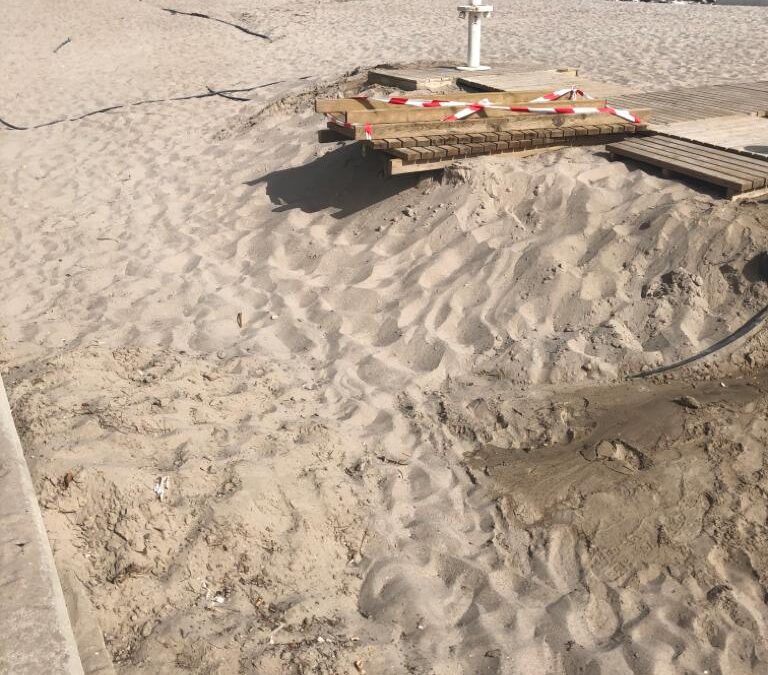 El Ayuntamiento de Alicante inicia los trabajos de adecuación de la arena y los servicios en la playa de San Juan