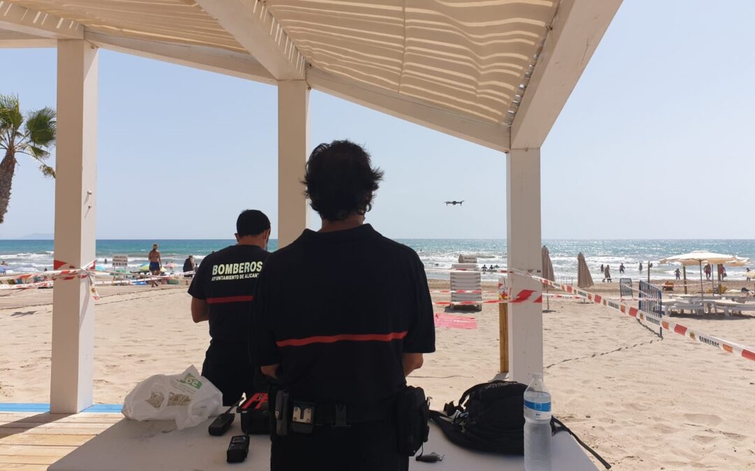 El Ayuntamiento comienza a utilizar el Dron de Los Bomberos del SPEIS durante la semana para vigilar el aforo en las playas de Alicante
