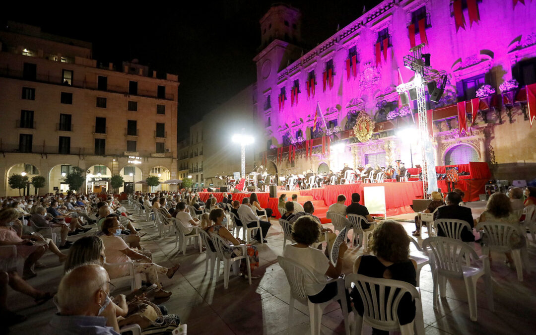 Un espectacular adorno floral y la actuación de la Banda Sinfónica honran a la Patrona de Alicante en la Alborada