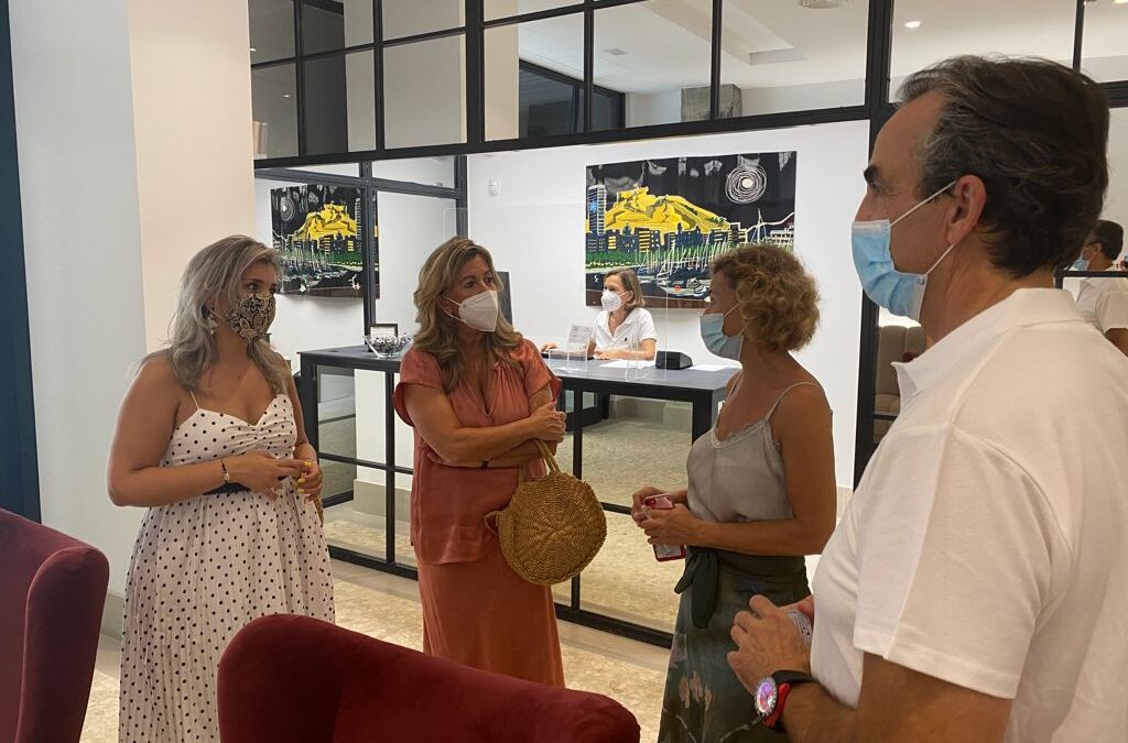 La vicealcaldesa Mari Carmen Sánchez da la bienvenida a DormirDCine, el 43º hotel que abre sus puertas en Alicante