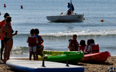 Foto de niños aprendiendo a realizar actividades náuticas en la playa de San Juan