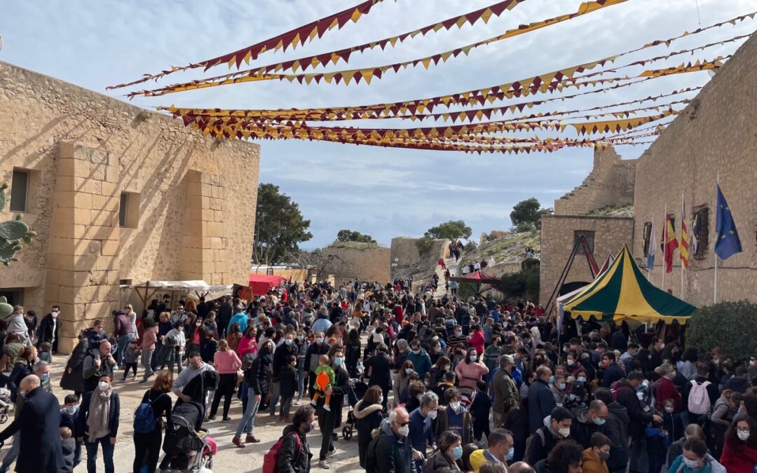 Un total de 6.000 personas disfrutan del primer fin de semana temático en el Castillo de Santa Bárbara