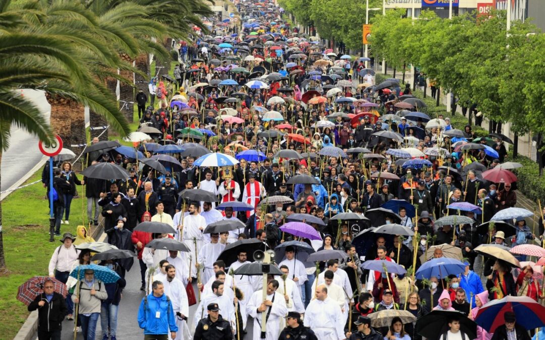 Miles de alicantinos desafían a la lluvia para participar en la Romería de la Santa Faz del Reencuentro y la Esperanza