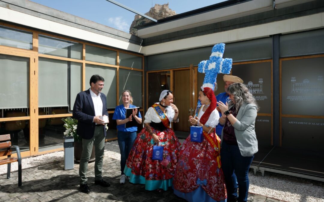 Barcala y Mari Carmen Sánchez reciben a la Comisión de Fiestas de las Cruces de Mayo de Santa Cruz