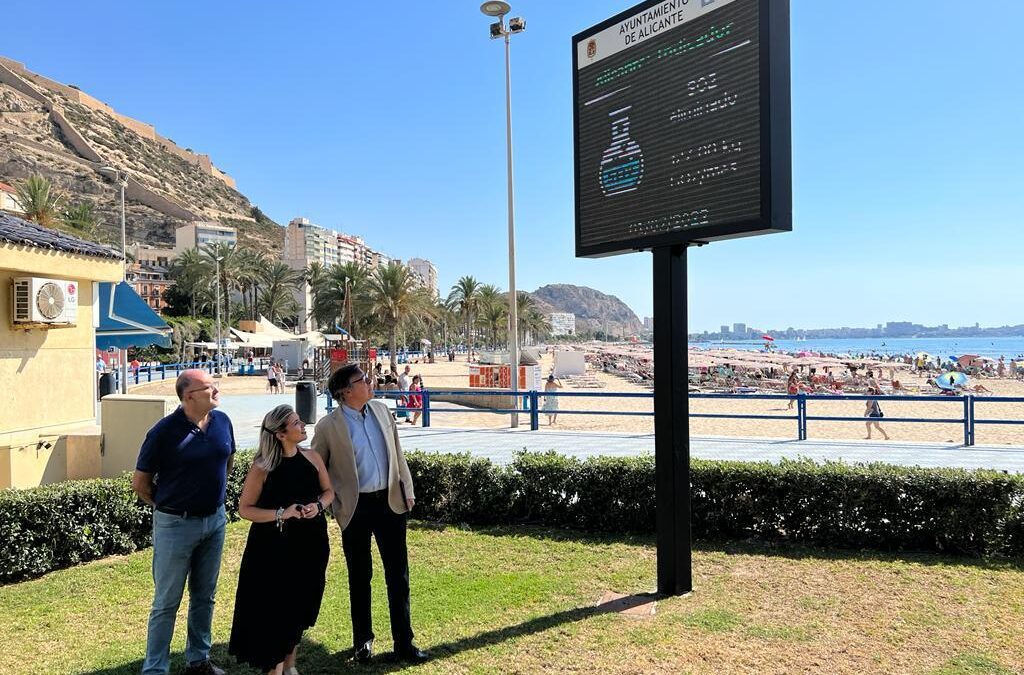 Alicante incluye indicadores medioambientales de la ciudad en las pantallas inteligentes de las playas