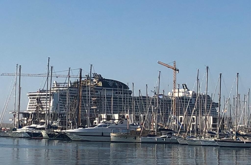 Llega a Alicante el MSC Virtuosa con más de 6.000 cruceristas
