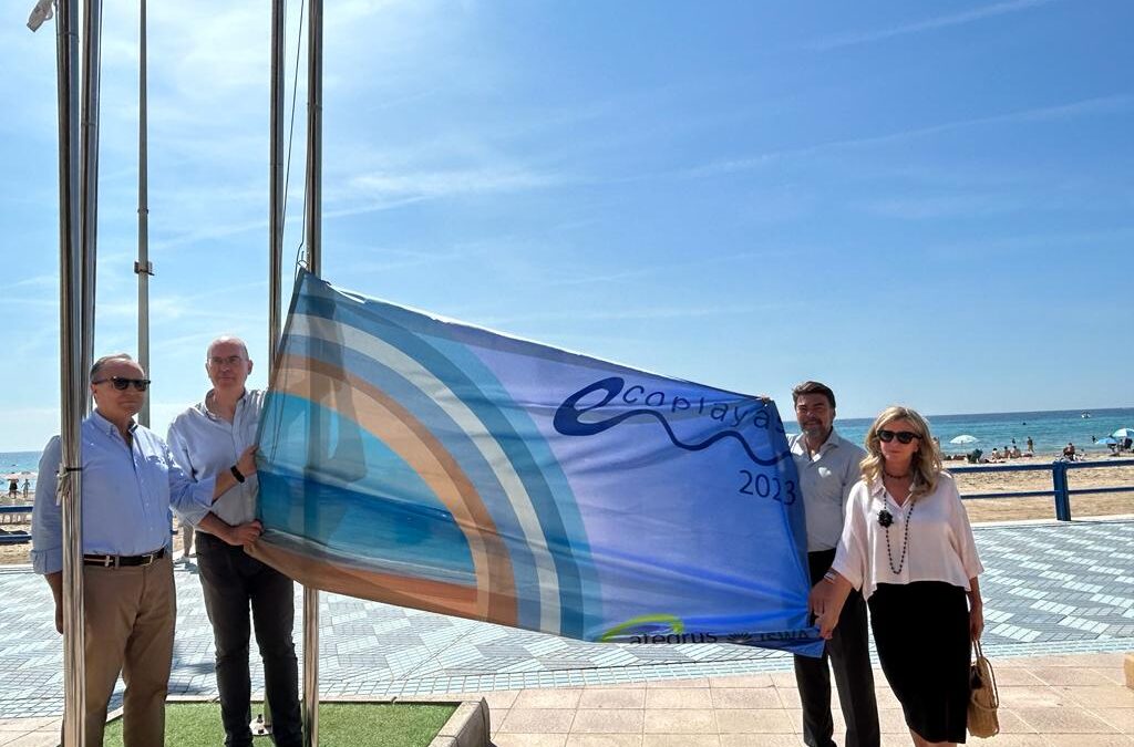 Barcala destaca la “limpieza y calidad del agua y de la arena” del Postiguet en el izado de la bandera de Ecoplayas