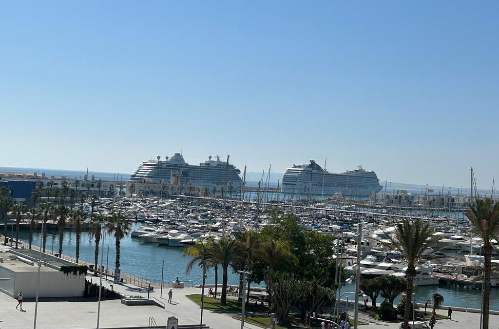 Más de 3.200 cruceristas llegan a Alicante a bordo de dos barcos