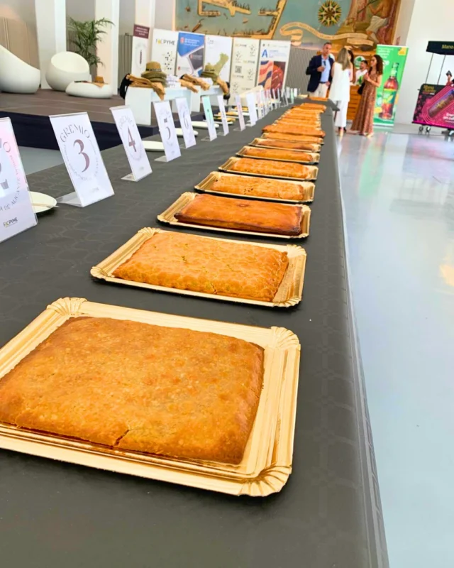 Concluye el Concurso de la Mejor Coca amb Tonyina 2025, organizado por el Gremio de Panaderos y Pasteleros junto a Facpyme @facpyme con la colaboración del Ayuntamiento de Alicante @alicanteayto y Alicante Street Style @alicantestreetstyle 

🏆 Ganadores:

🥇 Sin gluten: @veganbombon

🥇 Tradicional: @deliciasdegala

🥈 Tradicional (2.º puesto): @panaderiaangelita

🥉 Tradicional (3.er puesto): @fornlalevantina

👏 Desde el Patronato de Turismo de Alicante queremos felicitar a todos los participantes por su dedicación, creatividad y compromiso con nuestro patrimonio gastronómico. Gracias por dar visibilidad al sabor festero y la tradición de Alicante.

#Alicante #AlicanteCity #AlicanteTurismo #CocaAmbTonyina #Fogueres2025 #GastronomíaAlicantina