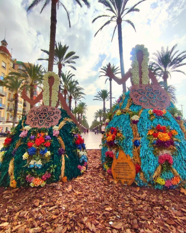 🌺 Alicante ya luce su decoración floral para las Hogueras 2025.
Estas decoraciones especiales incluyen Belleas del Foc frente a la entrada de la estación de tren y en la Explanada, guirnaldas en los pórticos del Ayuntamiento y arreglos con flores en plazas y calles del centro.

¡Ya estamos en Hogueras! 🔥

.

.

🌺 Alicante is blooming for Hogueras 2025.
Special decorations include Floral Belleas del Foc sculptures located outside the railway station and on the Explanada, garlands on the façade of the Town Hall and colourful arrangements across streets and squares.

🔥 Hogueras are here!
#Alicante #AlicanteCity #AlicanteTurismo #Hogueras2025 #BrotaAlicante

.

.

🌺 Alacant ja llueix la seua decoració floral per a les Fogueres 2025.
Bellees del Foc florals a l’Estació i l’Explanada, guirnaldes als pòrtics de l’Ajuntament i muntatges florals als carrers i places del centre.

🔥 Ja estem en Fogueres!

#Alicante #AlicanteCity #AlicanteTurismo #Hogueras2025 #BrotaAlicante