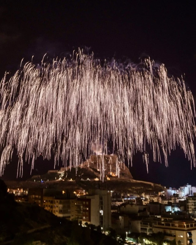 ✅ Quedan muy pocos días para disfrutar de la Ofrenda de Flores, los días 21 y 22 de junio, y de la Cremà de las Hogueras, la noche del 24 junio. Recordatorio: los días 23 y 24 serán festivos locales. Perfecto para planificar tu puente 🔗
.

.

✅ Only a few days left before the Flower Offering, on the 21st and 22nd of June, and the magical Cremà (burning of the Hogueras) on the night of the 24th of June! 🌺🔥 June 23rd & 24th are local bank holidays in Alicante – perfect for a long weekend escape. 

#Fogueres2025 #AlicanteCity #AlicanteTurismo