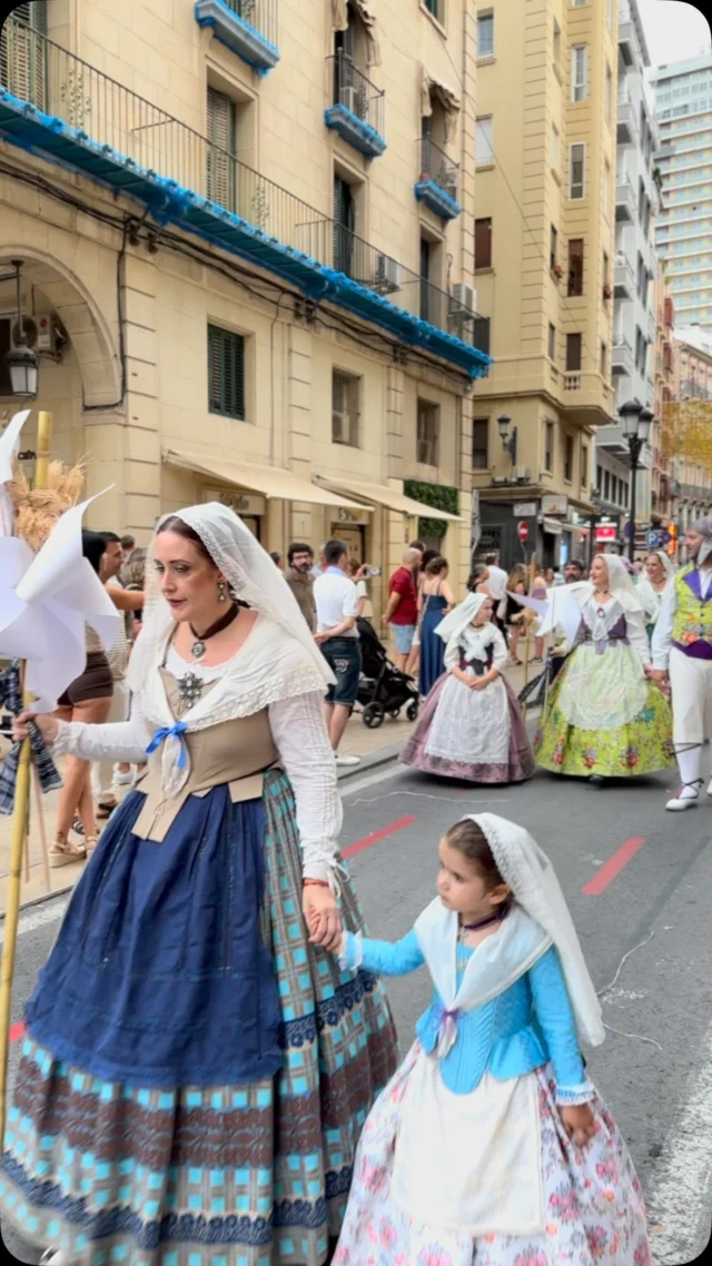 Así se ha vivido la Ofrenda Floral 2025 💐

Un desfile repleto de tradición, flores y hermandad. 😃

 #alicante #alicantecity #alicanteturismo