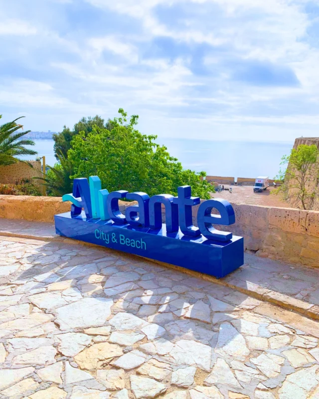 Alicante vuelve a brillar como uno de los destinos más deseados este verano! ☀️

ℹ️ Estamos en el top 10 de ciudades más buscadas por los viajeros españoles para las vacaciones de julio. Por delante de otros grandes destinos como Barcelona o Ibiza, Alicante destaca por su conexión con el mar, su cultura, su gastronomía… y por ser Capital Española de la Gastronomía 2025.
🧳 ¿Tú también tienes pensado venir este verano?
#Alicante #AlicanteCity #AlicanteTurismo